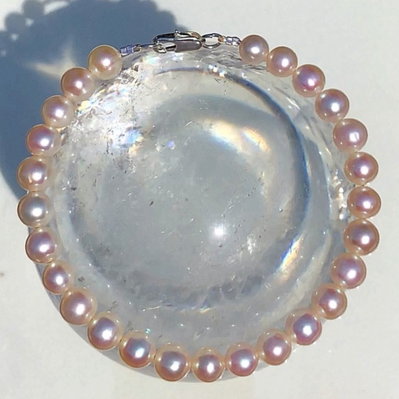 2 left! Authentic High Quality Pearl Bracelet! - Picture 1 of 6